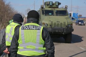 The checkpoint police in conjunction with the national guard at the entrance to Kiev