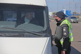 The checkpoint police in conjunction with the national guard at the entrance to Kiev
