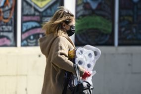 Девушка в медицинской маске