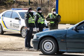 The checkpoint police in conjunction with the national guard at the entrance to Kiev