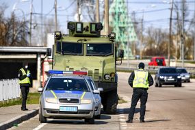 The checkpoint police in conjunction with the national guard at the entrance to Kiev