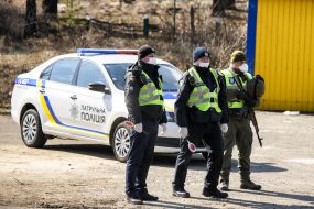 The checkpoint police in conjunction with the national guard at the entrance to Kiev