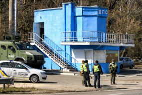 The checkpoint police in conjunction with the national guard at the entrance to Kiev