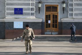 Чоловік біля будівлі Міністерства охорони здоров'я