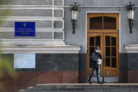 Чоловік біля будівлі Міністерства охорони здоров'я