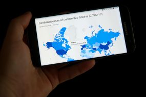 Mark "Ukraine 218 patients on coronavirus" on the distribution map coronavirus infection COVID-19 in the world
