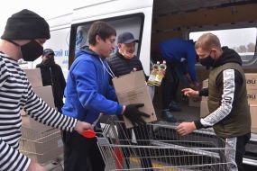 Volunteers have purchased grocery kits for people in need of social protection