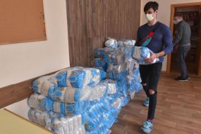 Волонтери закупили продуктові набори для людей, які потребують соціального захисту