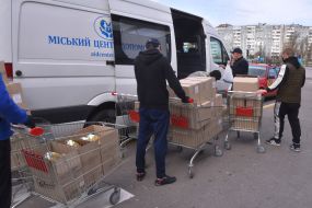 Волонтери закупили продуктові набори для людей, які потребують соціального захисту