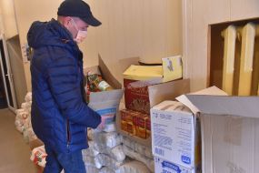 Волонтери закупили продуктові набори для людей, які потребують соціального захисту