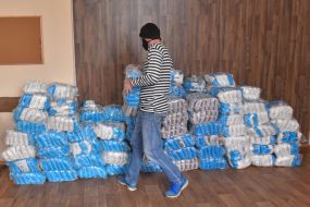 Волонтери закупили продуктові набори для людей, які потребують соціального захисту