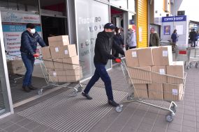 Волонтери закупили продуктові набори для людей, які потребують соціального захисту