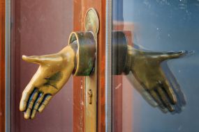 Door handle in the form of a hand