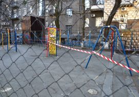 Пустая спортивная площадка в Киеве
