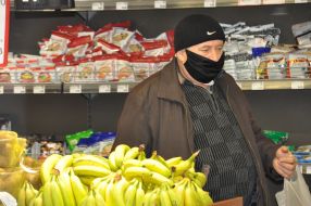 Man in medical mask at the grocery store.