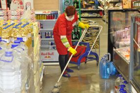 Уборка в продуктовом магазине