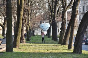 Инсталляция в виде медицинской маски