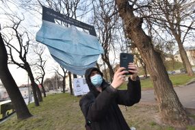 Инсталляция в виде медицинской маски