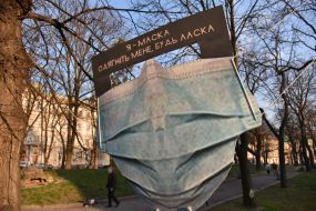 Инсталляция в виде медицинской маски