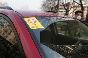 The sticker on the car "I help health workers"