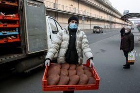 Unloading bread from a car