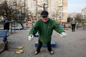 Мужчина на спортивной площадке