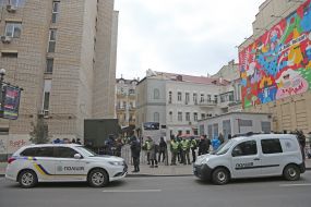 Военнослужащие Нацгвардии и полиция возле отеля "Казацкий"