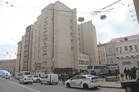 Военнослужащие Нацгвардии и полиция возле отеля "Казацкий"