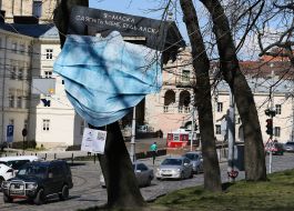 Инсталляция в виде медицинской маски