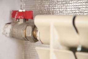 Регулятор подачи воды в батарею