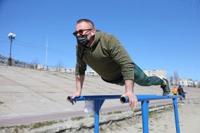 Мужчина на спортивной площадке