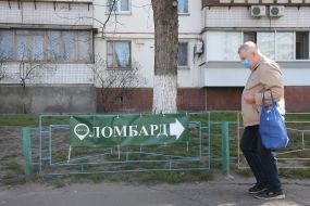 A man near the sign "Lombard"