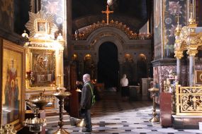 Прихожане во Владимирском кафедральном соборе