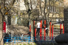 Мужчина на спортивной площадке