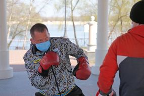 Мужчины тренируются на улице