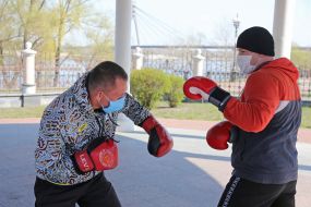 Мужчины тренируются на улице