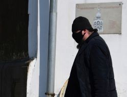 Священнослужитель возле Киево-Печерской Лавры