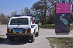 A patrol car at the entrance to Khortytsya Island