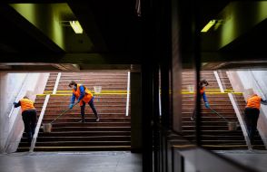 Работницы коммунального хозяйства моют лестницу в подземном переходе