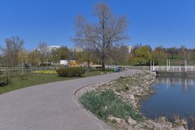 Empty alley in Voznesenovskaya Park in Zaporizhia