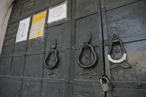 Announcement on ways to prevent coronavirus at the closed gates of the Kiev-Pechersk Lavra