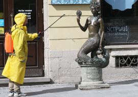 Дезинфікатор проводить обприскування бронзової скульптури