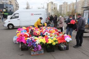 Торговля искусственными цветами накануне поминальной недели