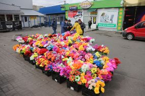 Торговля искусственными цветами накануне поминальной недели