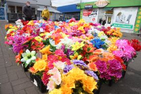 Торговля искусственными цветами накануне поминальной недели