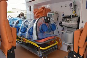 Boxing for transportation of infectious patients in the ambulance cabin