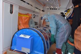 Boxing for transportation of infectious patients in the ambulance cabin