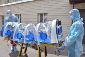Doctors transport the box to transport infectious patients
