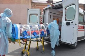 Doctors transport the box to transport infectious patients