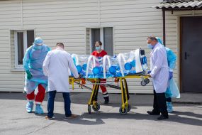 Doctors transport the box to transport infectious patients